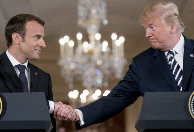 도널드 트럼프 미국 대통령(오른쪽)과 에마뉘엘 마크롱 프랑스 대통령이 24일(현지시간) 백악관에서 공동 기자회견 중 악수하고 있다. /워싱턴=AP연합뉴스