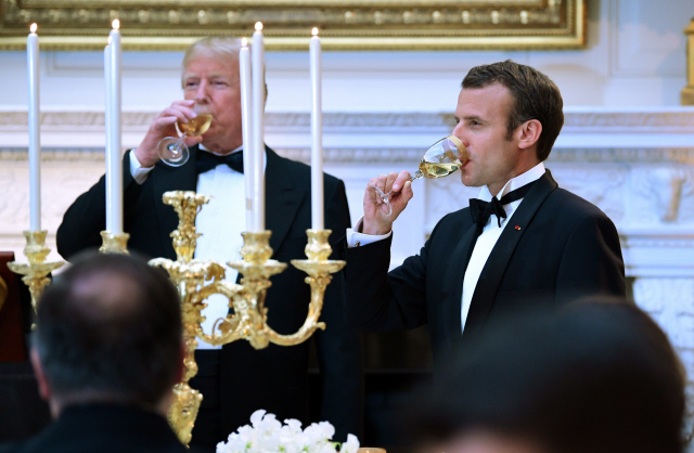 24일(현지시간) 백악관에서 만찬 중인 도널드 트럼프 미국 대통령과 에마뉘엘 마크롱 프랑스 대통령 /AP