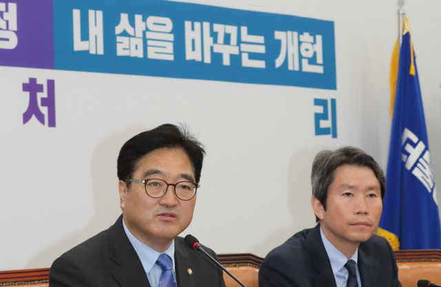 우원식(왼쪽) 원내대표가 25일 국회에서 개헌 관련 기자간담회를 열고  발언하고 있다./연합뉴스