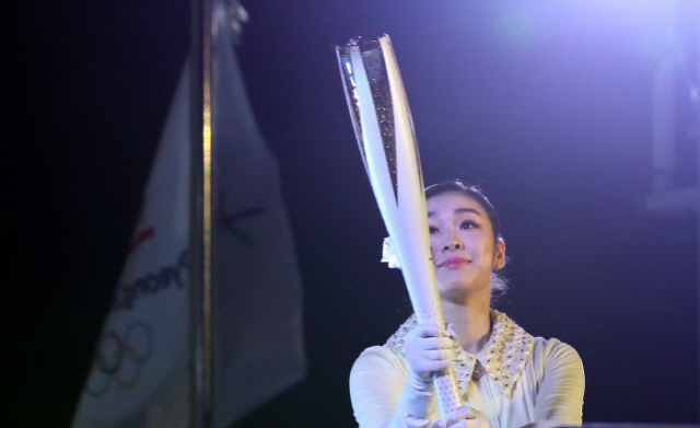 올댓스포츠는 25일 김연아의 새 갈라프로그램을 발표했다. 사진은 2018 평창동계올림픽 개회식 성화 점화를 준비 중인 김연아 모습./서울경제DB