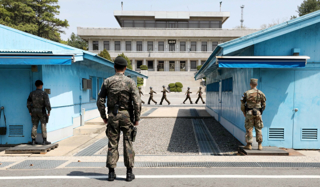 지난 18일 2018 남북 정상회담이 열릴 경기도 파주 판문점 내 공동경비구역에서 남측과 북측 병사들이 경계근무를 서고 있다./연합뉴스