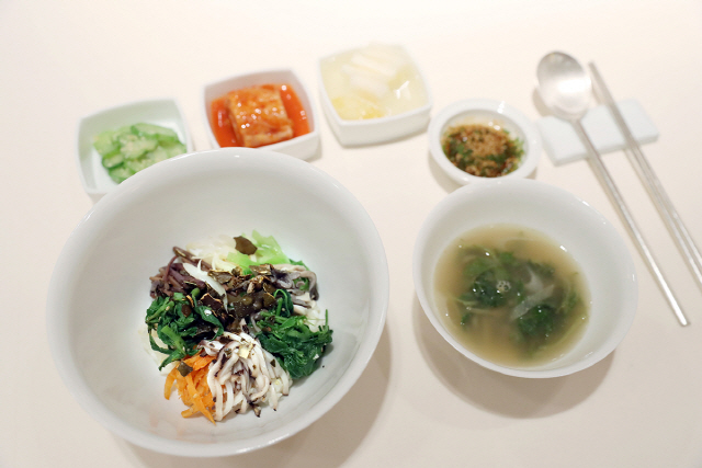 김해 봉하마을 쌀과 DMZ 산나물로 만든 비빔밥, 그리고 쑥국../청와대