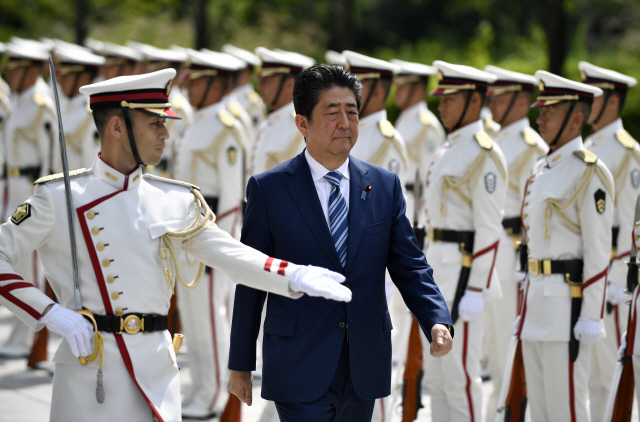 아베 신조(오른쪽) 일본 총리가 지난해 9월 도쿄에서 자위대 의장대를 사열하고 있다.  /도쿄=EPA연합뉴스
