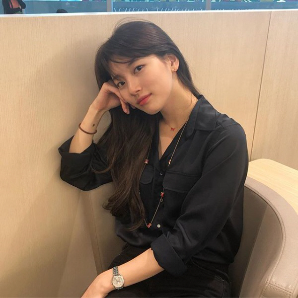 수지, 올블랙 패션에 빛나는 ‘여신 미모’…홍콩 출국 인증샷 공개