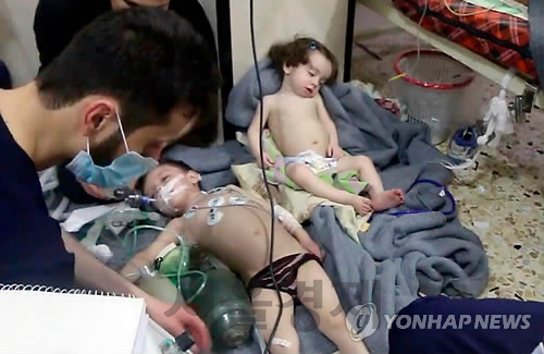 화학무기로 의심되는 시리아군의 공격 피해자들 /AP연합뉴스