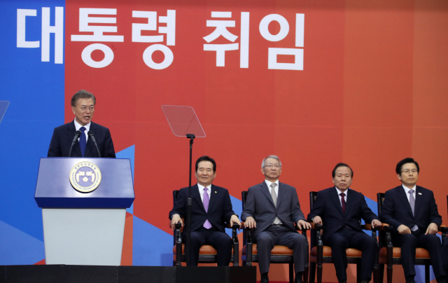 문재인 대통령이 지낸해 5월 10일 취임식에서 발언을 하는 모습. /연합뉴스