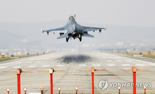 지난 2일 오산기지에 착륙하는 미 공군 F-16 전투기의 모습/연합뉴스