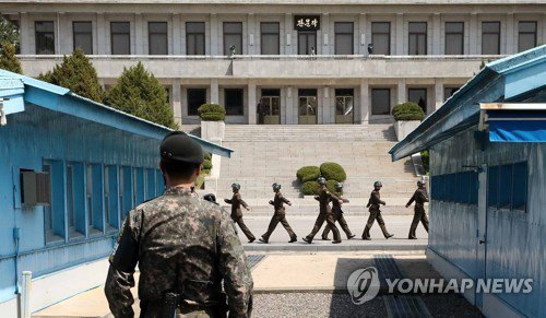 지난 18일 남북 정상이 역사적인 만남을 가질 경기도 파주 판문점 내 공동 경비구역에서 남측과 북측 병사들이 경계 근무를 서고 있다./연합뉴스