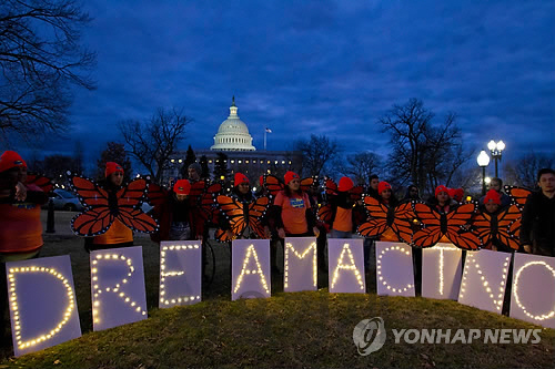 워싱턴 국회의사당 앞에서 시위대가 다카(DACA) 지지집회를 하는 모습/연합뉴스