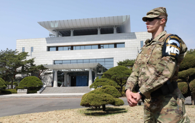 남북정상회담을 1주일여 앞둔 18일 남북 정상이 역사적인 만남을 가질 경기도 파주 판문점 내 평화의 집에서 유엔사 소속 장병이 경계 근무를 서고 있다. /연합뉴스