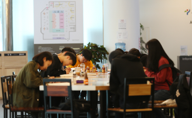 지난 11일 서울 중구 청년일자리센터에서 청년들이 공부를 하고 있다./연합뉴스