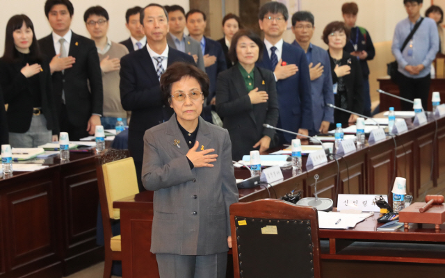 신인령 국가교육회의 의장이 16일 오후 서울 광화문 정부서울청사에서 열린 국가교육회의 3차회의에서 참석 위원들과 함께 국기에 대한 경례를 하고 있다./연합뉴스