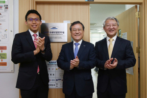 신성철(가운데) KAIST 총장과 이상엽(오른쪽) 생명화학공학과 특훈교수, 김현욱 교수가 26일 대전 유성구 본원에서 열린 초세대 협업연구실 개소식에서 활짝 웃고 있다./사진제공=KAIST