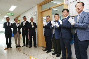 신성철(오른쪽 네번째) KAIST 총장과 학교 관계자들이 26일 대전 유성구 본원에서 ‘초세대 협업연구실’ 개소식을 갖고 박수를 치고 있다./사진제공=KAIST