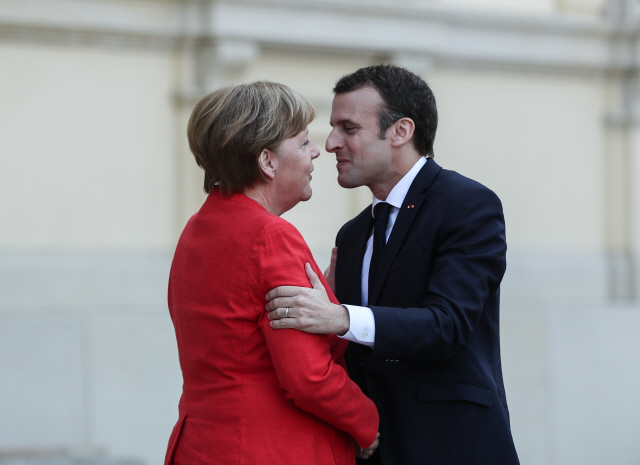 앙겔라 메르켈(왼쪽) 독일 총리와 에마뉘엘 마크롱 프랑스 대통령/신화연합뉴스