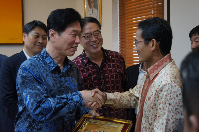 김상균(사진 앞줄 왼쪽) 한국철도시설공단 이사장이 자카르타 주정부 산디아가 우노(Sandiaga Uno·〃오른쪽)부지사와 RoD(합의 의사록) 체결한 후 악수를 나누고 있다. 사진제공=한국철도시설공단