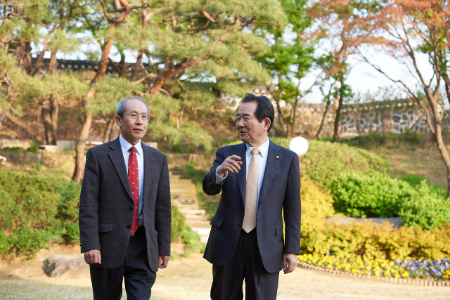 윤성식 자문위원장과 정세균 국회의장이 국회의장 공관 정원에서 행복을 주제로 대화를 나누고 있다.