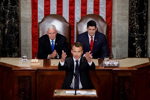 에마뉘엘 마크롱(가운데) 프랑스 대통령이 25일(현지시간) 미국 워싱턴DC 국회의사당에서 마이크 펜스(뒷줄 왼쪽) 미 부통령과 폴 라이언 미 하원의장이 지켜보는 가운데 상하원 합동연설을 하고 있다.    /워싱턴DC=신화연합뉴스