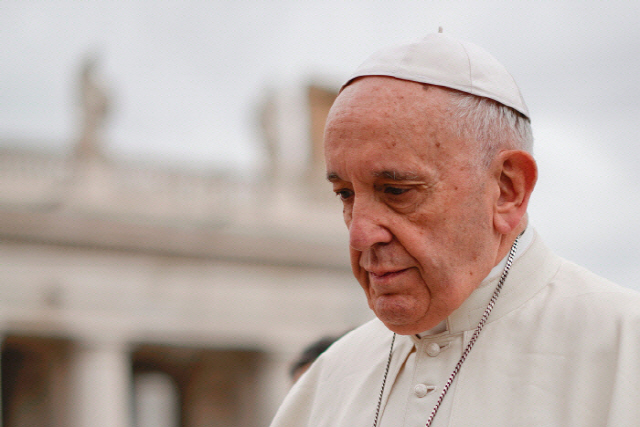 프란치스코 교황 ‘남북정상회담’ 성공 기원 “지지하고 격려” 수천 명 신자들과 한반도 위해 기도