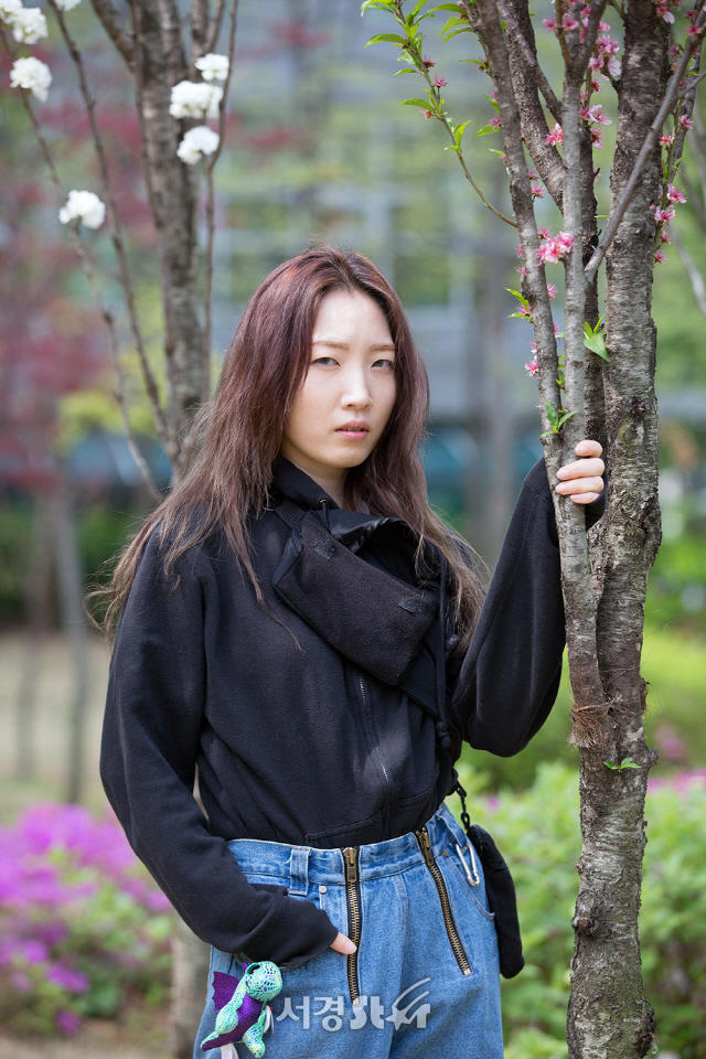 가수 씨피카(CIFIKA)가 26일 오전 서울 영등포구 당산동 서경스타 사옥에서 인터뷰에 앞서 포토타임을 갖고 있다.