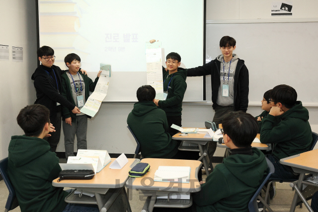 지난 1월 한국외대에서 진행된 ‘2018 삼성드림클래스 겨울캠프’에서 참가 중학생이 본인이 직접 설계한 진로를 발표하고 있다./사진제공=삼성전자