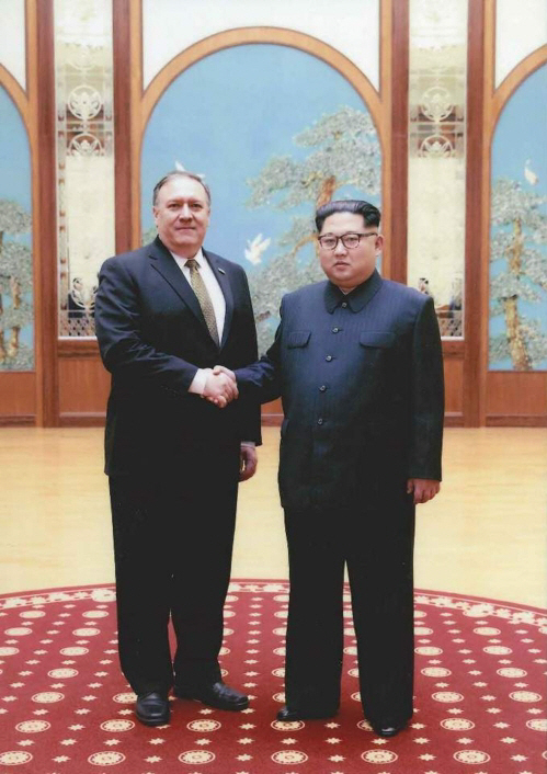 김정은(오른쪽) 북한 국무위원장이 마이크 폼페이오 미국 국무부 장관과 악수를 하고 있다. 폼페이오 장관은 CIA 국장이자 대통령 특사 자격으로 지난 부활절 주말(3월31일∼4월1일) 북한을 방문했다. /AP연합뉴스