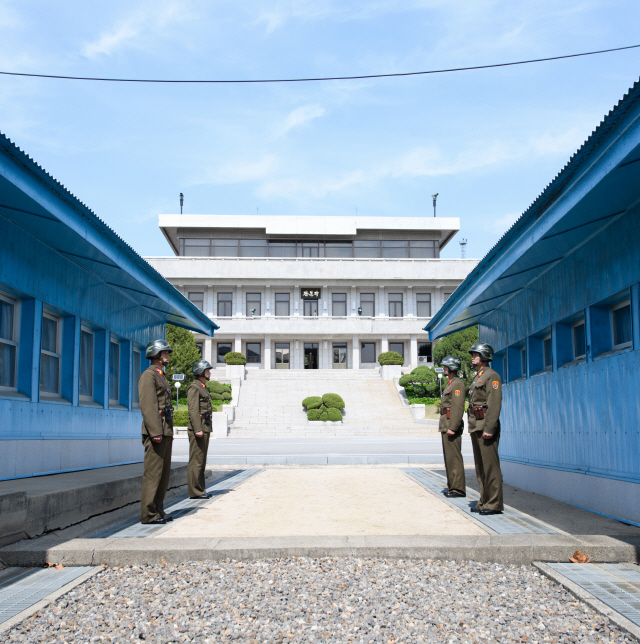 남북정상회담을 하루 앞둔 26일 오후 경기도 파주 판문점 공동경비구역 내 T2와 T3 사이 군사분계선앞에서 북한측 경비병이 경계근무를 서고 있다.  27일 문재인 대통령과 김정은 북한 국무위원장은 여기서 처음 만나 한반도의 새로운 미래를 논의한다./연합뉴스