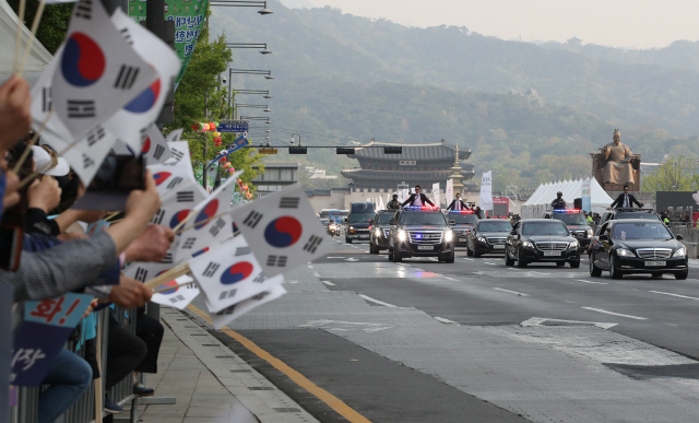 문재인 대통령과 남북정상회담 수행원들을 태운 차량이 27일 오전 서울 광화문 세종대로를 지나 회담이 열리는 판문점으로 향하고 있다. /연합뉴스