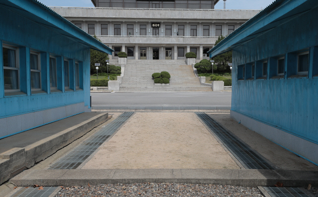 남북정상회담이 열리는 경기도 파주 판문점 공동경비구역 내 군사분계선의 모습. 문재인 대통령과 김정은 북한 국무위원장은 오전 9시 30분 이곳에서 처음 만나 악수를 나눌 예정이다. /연합뉴스