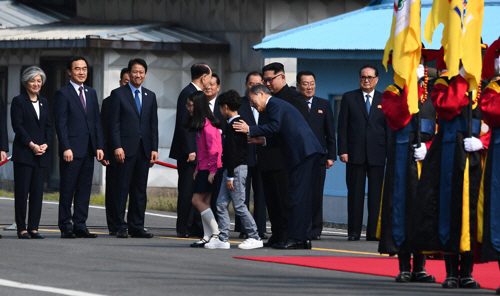 [남북정상회담] 北정상에 꽃 전달한 화동은 대성동초교 5학년생