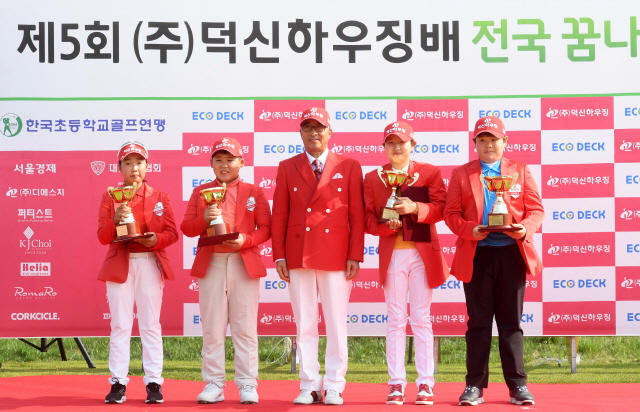 김명환(가운데) 덕신하우징 회장과 기념촬영 하는 각 부문 우승자들. /태안=권욱기자