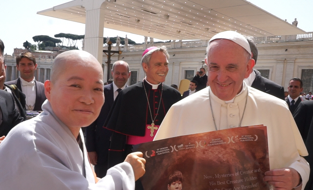 영화 산상수훈의 감독 대해스님(왼쪽)과 프란치스코 교황(오른쪽)