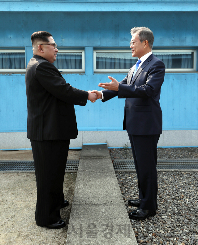 문재인 대통령과 김정은 국무위원장이 27일 오전 군사분계선에서 처음 만나고 있다./한국 공동 사진기자단