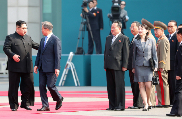 문재인 대통령과 김정은 국무위원장이 27일 오전 판문점 평화의집 앞에서 국군의장대 사열을 마친 후 정상회담장으로 이동하고 있다./연합뉴스