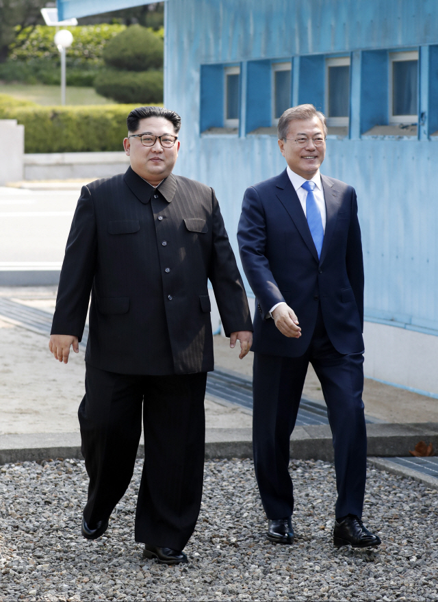 [남북정상회담] 역사적 첫만남…육중한 긴장감 속에 배려와 여유