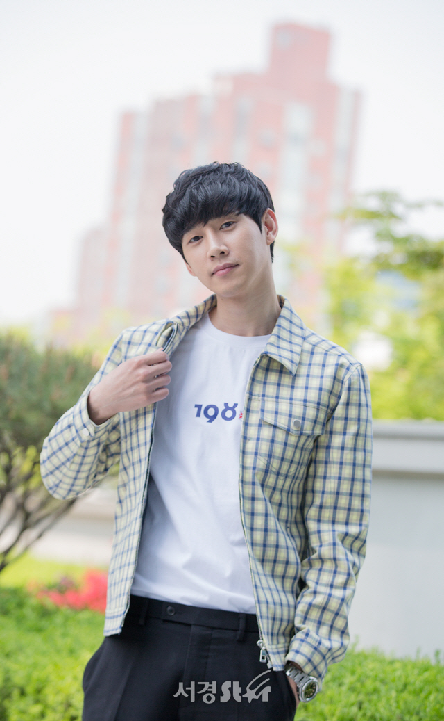 배우 박성훈이 27일 오후 서울 영등포구 서경스타 사옥에서 인터뷰에 앞서 포토타임을 갖고 있다.