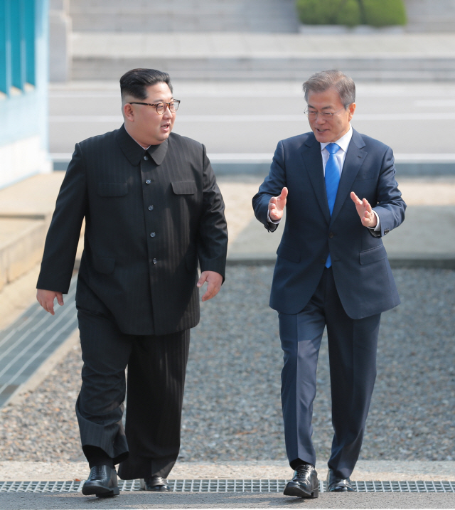 김정은 북한 국무위원장이 27일 오전 남북 정상회담에 참석하기 위해 판문점 북측 판문각을 나와 문재인 대통령과 함께 남측으로 향하고 있다.      /한국공동사진기자단