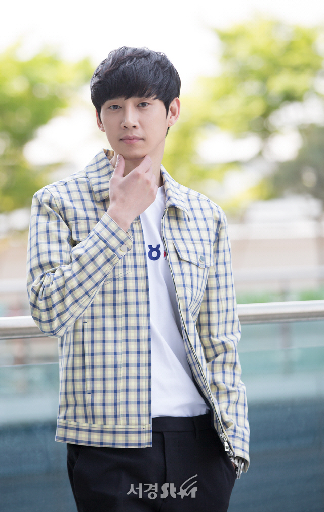 배우 박성훈이 27일 오후 서울 영등포구 서경스타 사옥에서 인터뷰에 앞서 포토타임을 갖고 있다.