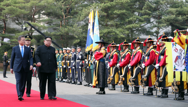 국군 의장대 사열받는 두 정상   문재인 대통령과 김정은 북한 국무위원장이 27일 정상회담에 앞서 열린 공식환영식에서 국군 의장대를 사열하고 있다.   /한국공동사진기자단