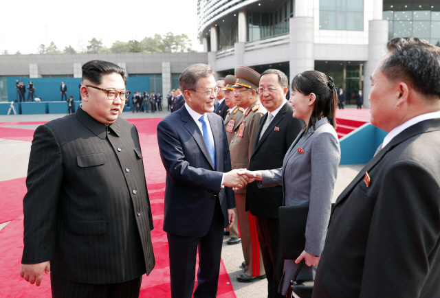 文, 김여정과 재회  27일 문재인 대통령이 김정은 북한 국무위원장의 소개로 북측수행원이자 김 위원장의 여동생인 김여정 당 중앙위원회 제1부부장과 악수하고 있다.      /한국공동사진기자단