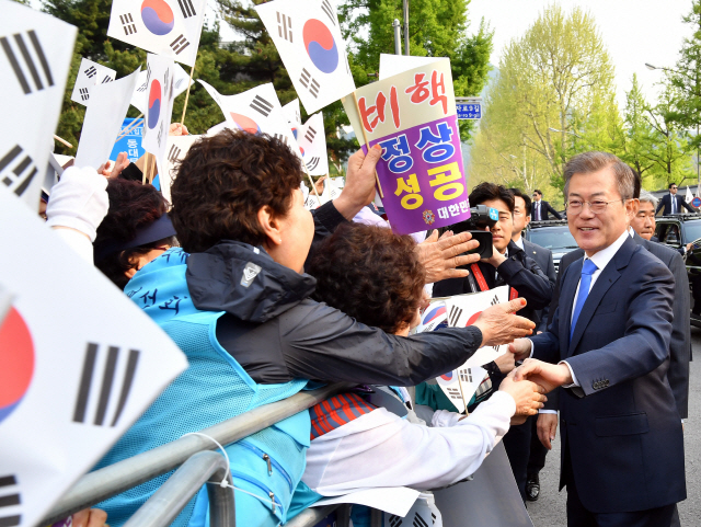 성공기원하는 시민들  문재인 대통령이 27일 오전 남북 정상회담이 열릴 판문점으로 떠나기에 앞서 정상회담 성공을 기원하기 위해 환송 나온 시민들과 악수하고 있다.  /한국공동사진기자단