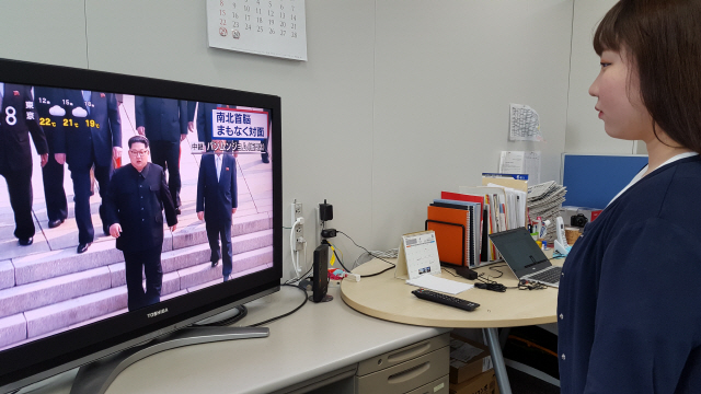 일본 도쿄의 한 시민이 27일 남북 정상회담 생중계를 지켜보고 있다.    /도쿄=연합뉴스