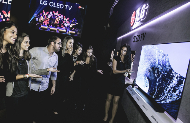 LG전자가 16일(현지시간) 브라질 상파울루에서 주요 거래선과 미디어 관계자들이 참석한 가운데 독자 인공지능(AI) 플랫폼을 적용한 ‘LG 올레드 TV AI ThinQ(씽큐)’등 2018년형 LG TV 신제품 발표회를 열었다. LG전자 모델이 AI 올레드 TV를 소개하고 있다. /사진제공=LG전자
