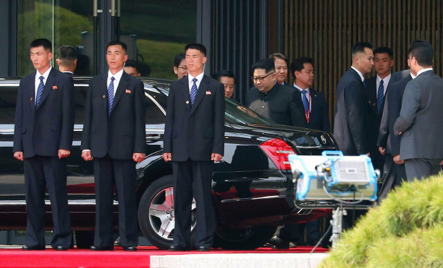 김정은 북한 국무위원장이 27일 경기도 파주 판문점 평화의집 앞에서 오찬을 위해 차량에 탑승하고 있다. /한국공동사진기자단