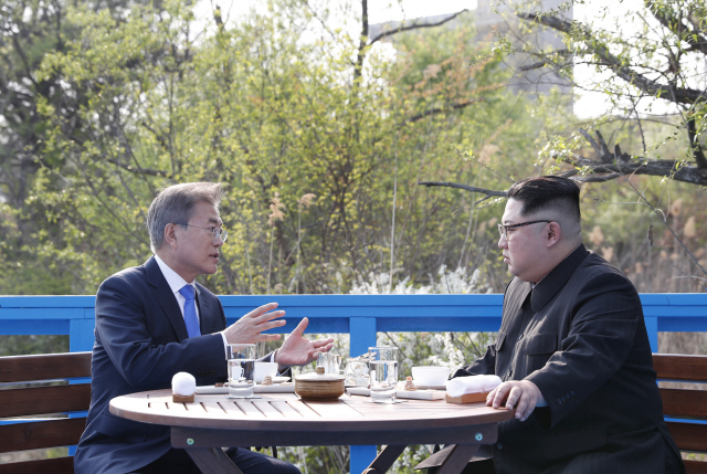 문재인 대통령과 김정은 북한 국무위원장은 27일 오후 군사분계선 표식물이 있는 도보다리에서 비핵화와 평화체제 전환 방안에 대해 대화하고 있다. 남북 정상은 수행원 없이 독대했고 30분 이상 얘기를 나눴다./한국공동사진기자단