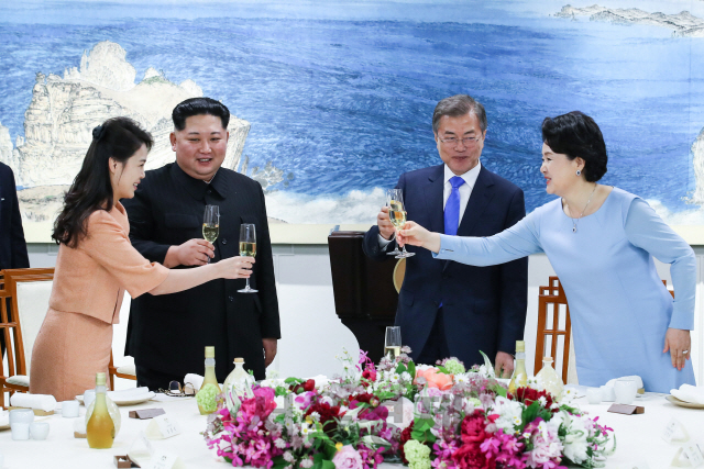 27일 오후 판문점 평화의 집에서 열린 환영만찬에서 문재인 대통령, 부인 김정숙 여사, 김정은 국무위원장, 부인 리설주 여사가 건배하고 있다 2018.4.27 /  한국공동사진기자단