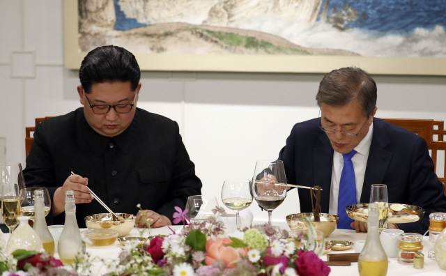 문재인 대통령과 김정은 국무위원장이 27일 오후 판문점 평화의집에서 열린 환영만찬에서 옥류관 평양냉면을 먹고 있다./한국공동사진취재단