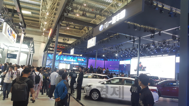올해 베이징모터쇼에는 중국 기업들이 대거 전기차 모델 쏟아내며 신에너지차 미래 시장에서의 약진을 예고하고 있다. 베이징모터쇼 전시장에서 관람객들이 신차들을 둘러보고 있다./베이징=홍병문기자