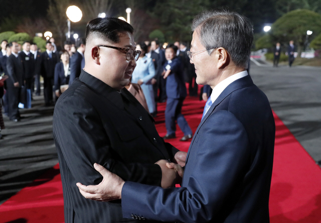 문재인(오른쪽) 대통령과 김정은 북한 국무위원장/연합뉴스