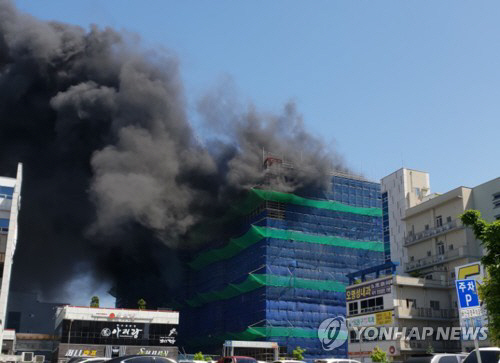 전북 익산시 모현동 롯데시네마 익산점 신축공사현장에서 28일 오후 2시18분께 불이 나 검은 연기가 솟구치고 있다. /독자 제공=연합뉴스